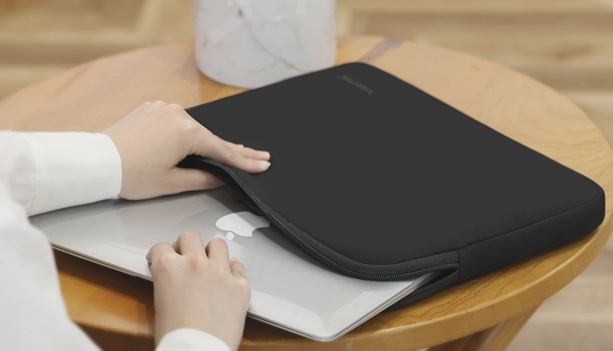 Chắc hẳn trong quá trình di chuyển, bạn đã từng lo lắng về việc laptop có thể bị va đập, rung lắc hay thậm chí là rơi rớt